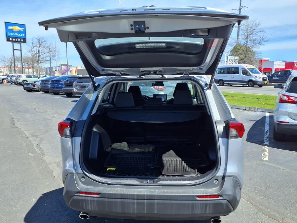 2022 Toyota RAV4 XLE photo 10