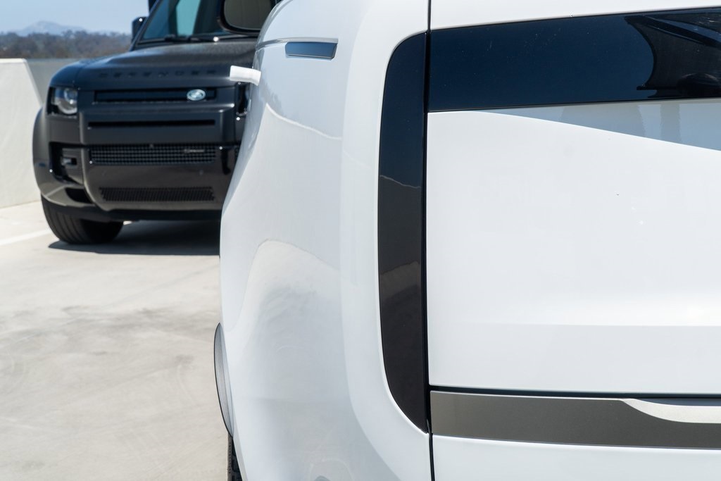 2025 Land Rover Range Rover SE photo 5