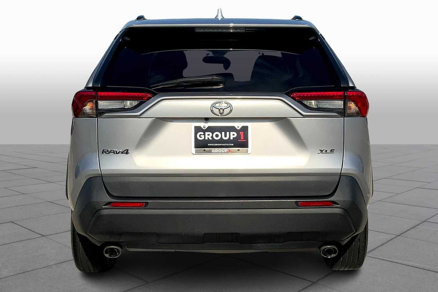2019 Toyota RAV4 XLE photo 4