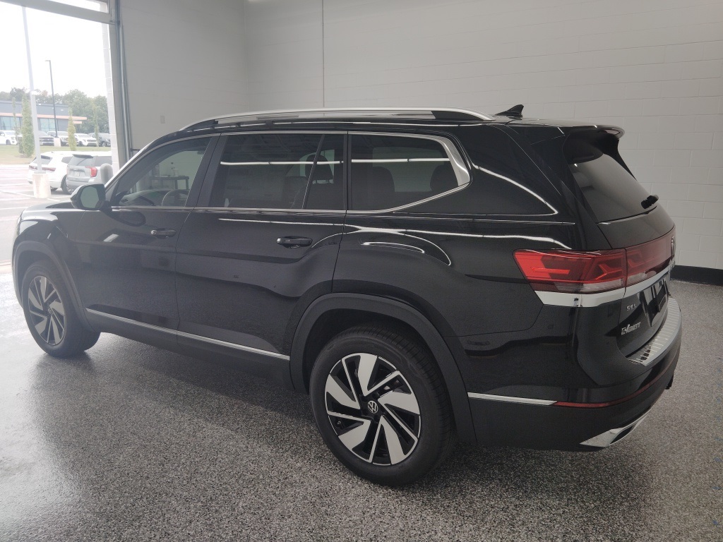 2026 Volkswagen Atlas SEL photo 2