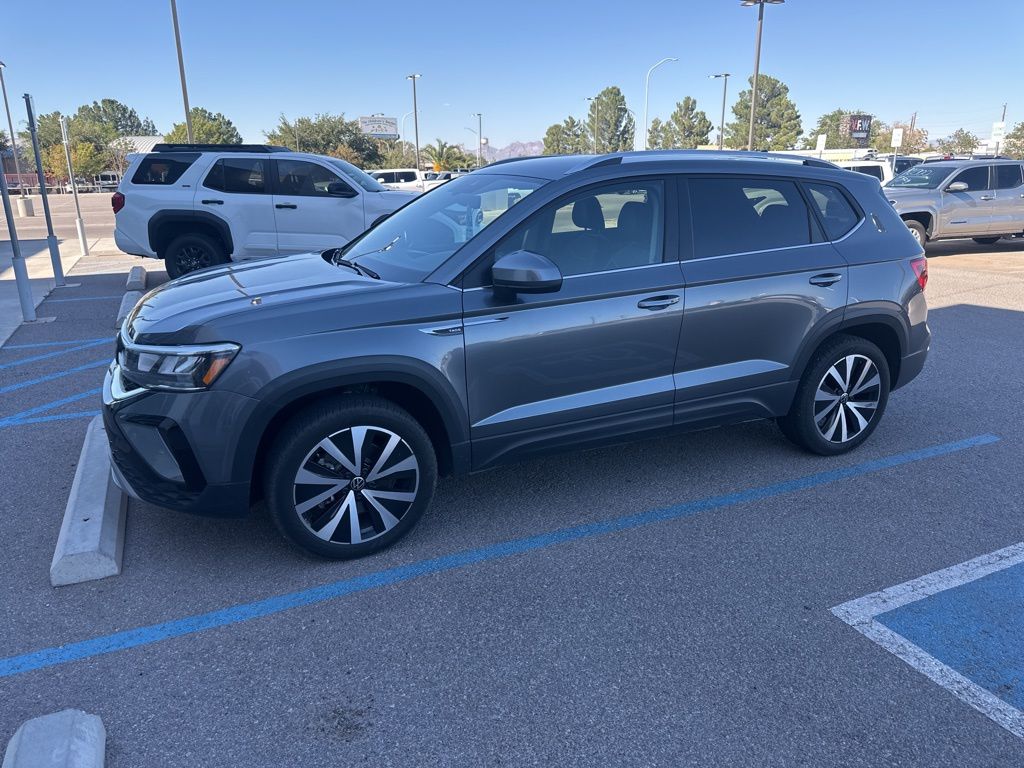 2024 Volkswagen Taos SE photo 2