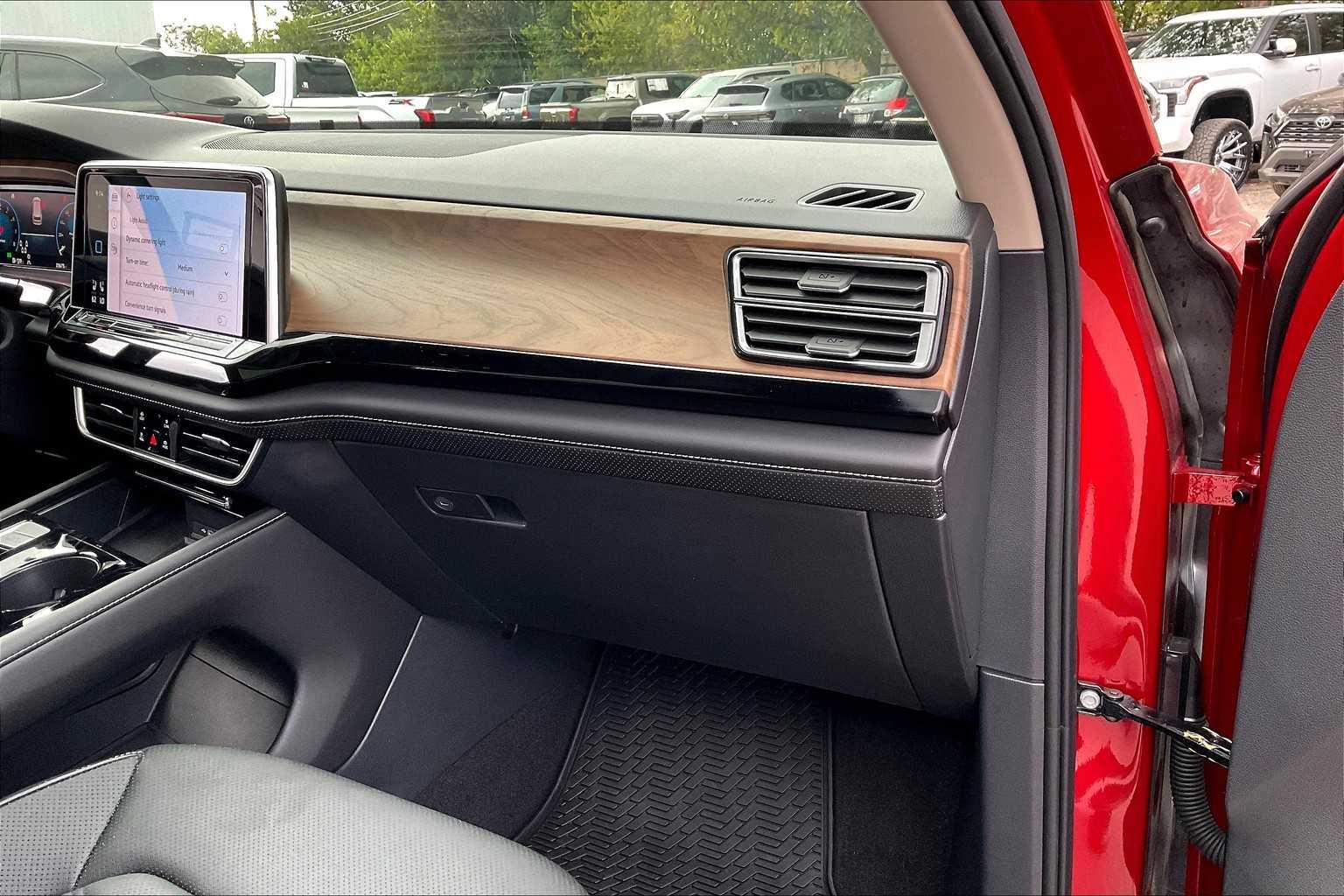 2024 Volkswagen Atlas SE Technology photo 18