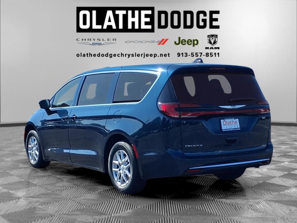 2025 Chrysler Pacifica photo 3