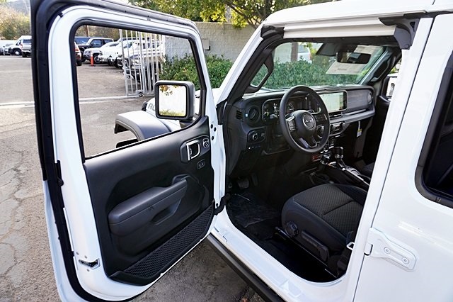 2025 Jeep Wrangler Rubicon 4xe photo 36