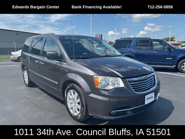 2016 Chrysler Town & Country Touring photo 2