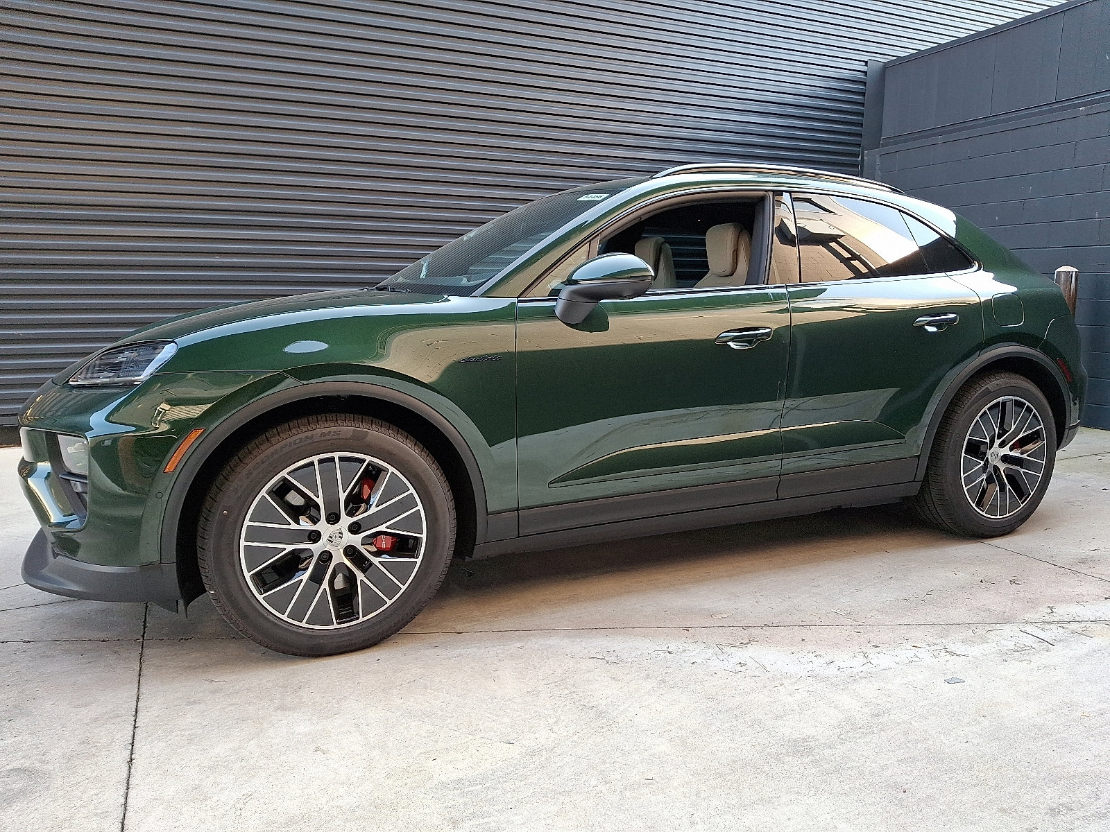 2025 Porsche Macan Electric photo 2