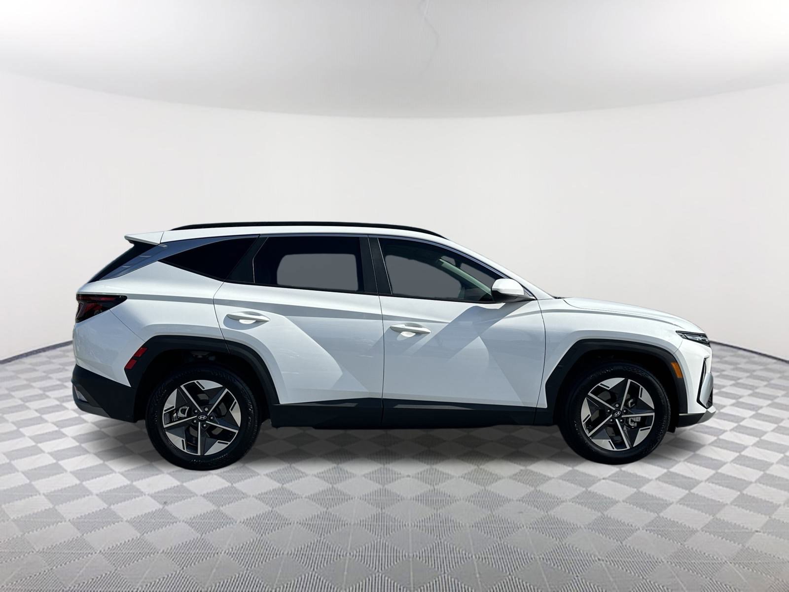2025 Hyundai Tucson SEL photo 2