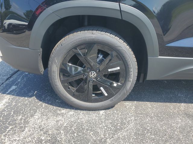 2025 Volkswagen Taos SE photo 3