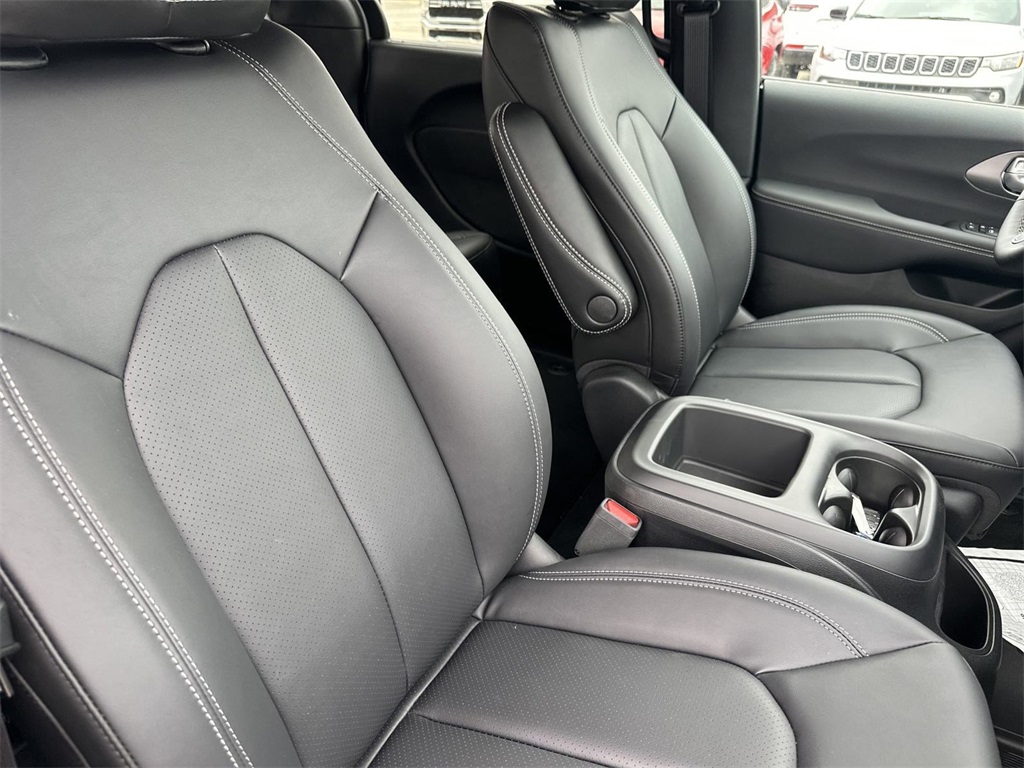 2025 Chrysler Voyager LX photo 39
