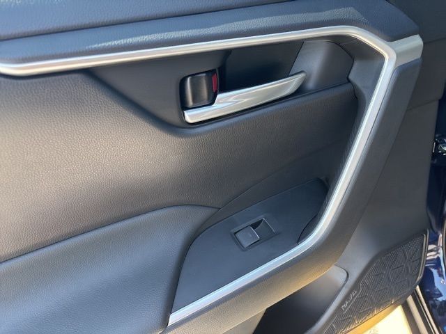 2025 Toyota RAV4 XLE photo 24