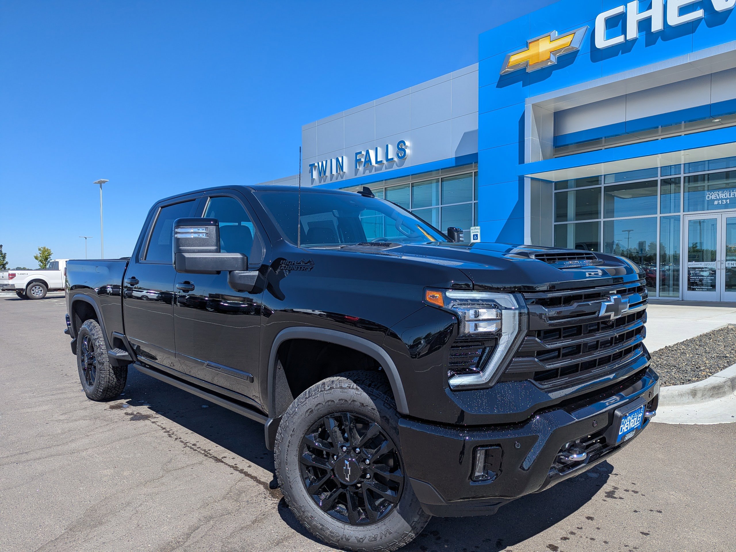 2025 Chevrolet Silverado LT photo 4