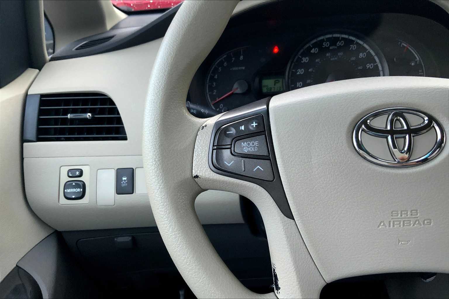 2011 Toyota Sienna LE photo 23