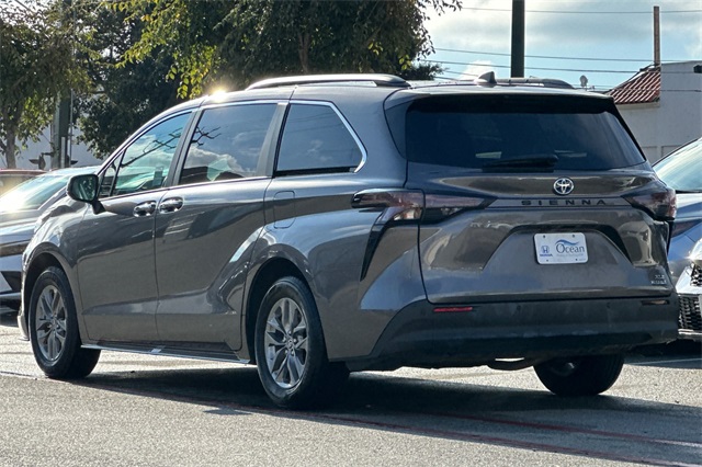 2024 Toyota Sienna XLE photo 4