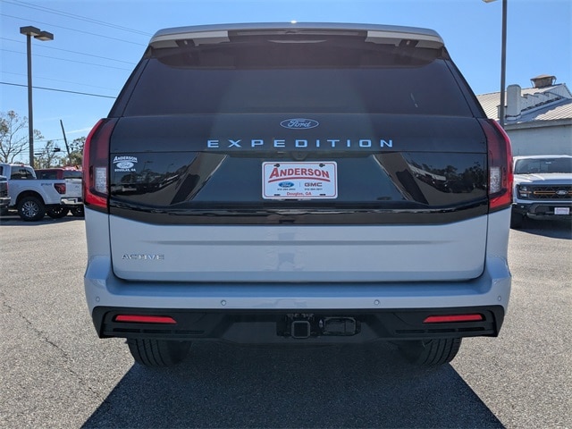 2025 Ford Expedition photo 3