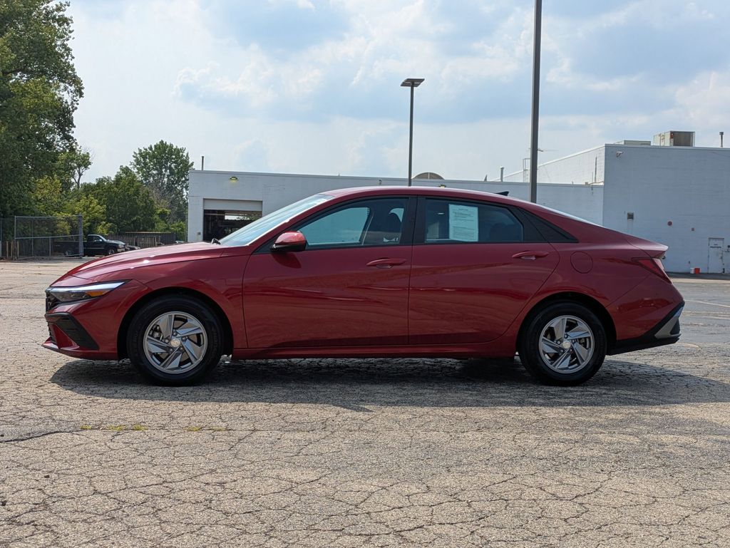 2024 Hyundai Elantra SE photo 3