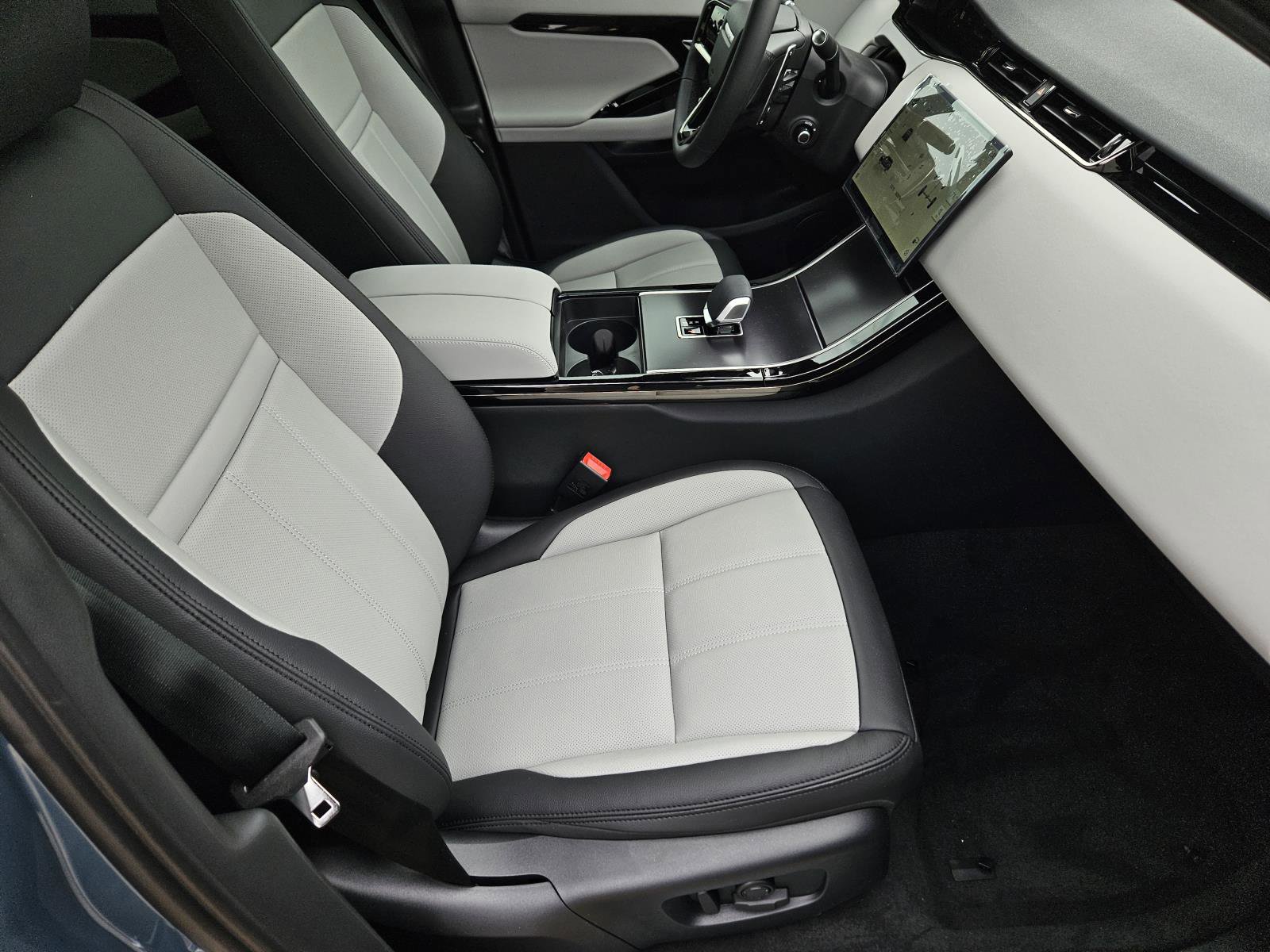 2026 Land Rover Range Rover Evoque Dynamic SE photo 40