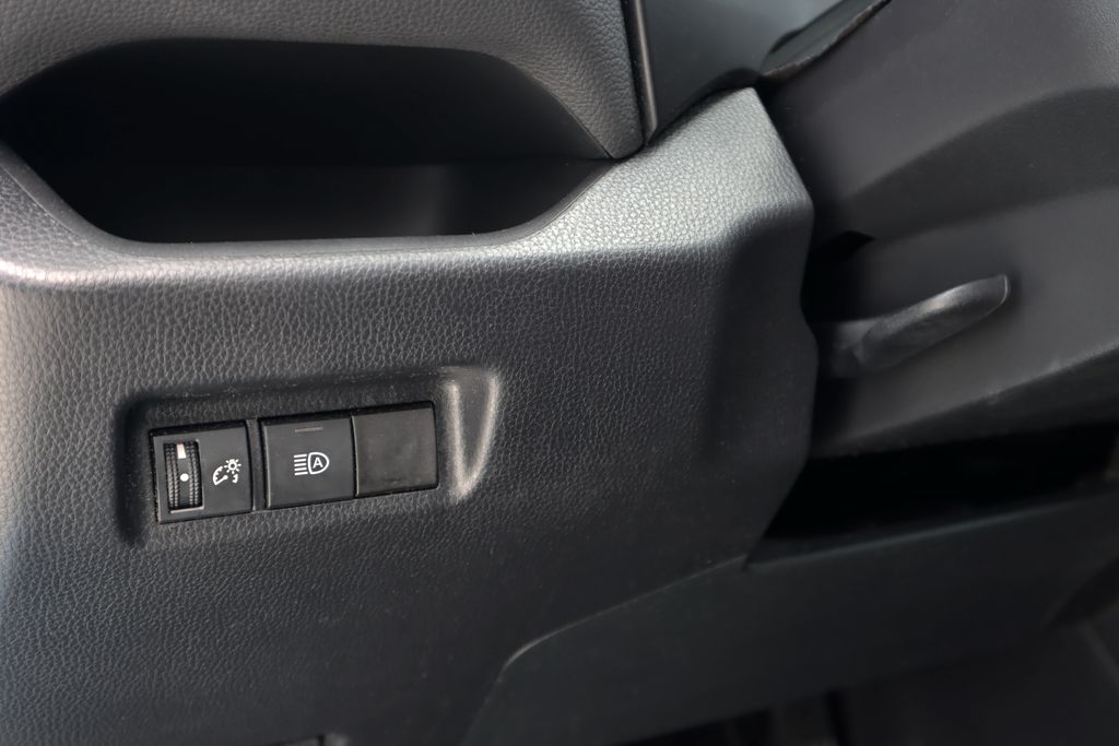 2020 Toyota RAV4 LE photo 10