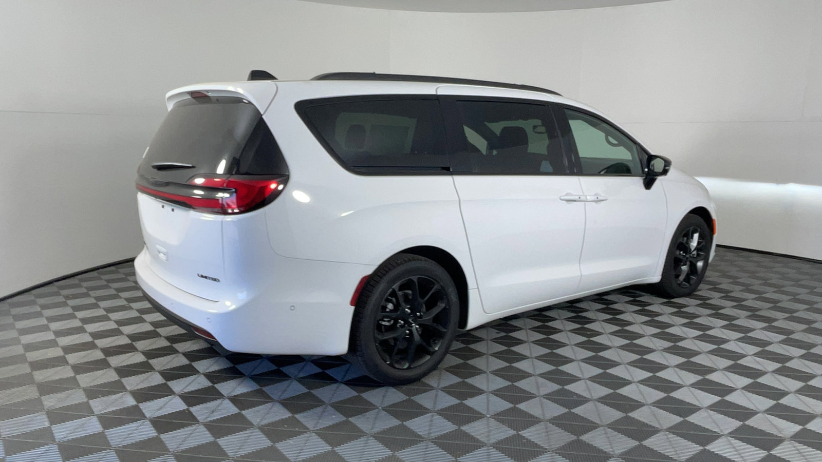 2025 Chrysler Pacifica Limited photo 4