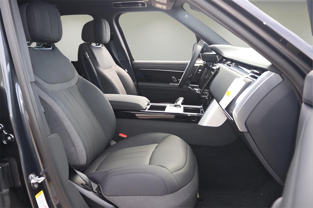 2025 Land Rover Range Rover SE photo 18