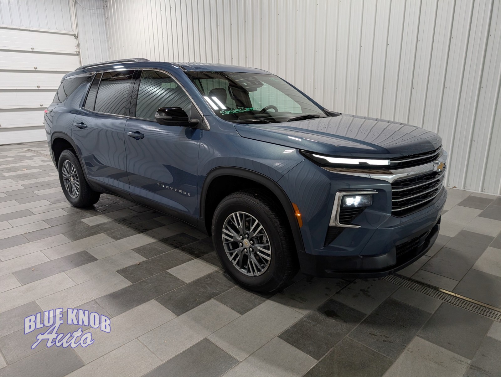 2025 Chevrolet Traverse photo 4