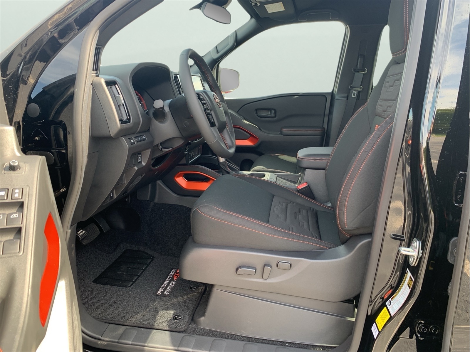 2026 Nissan Frontier PRO-4X photo 11