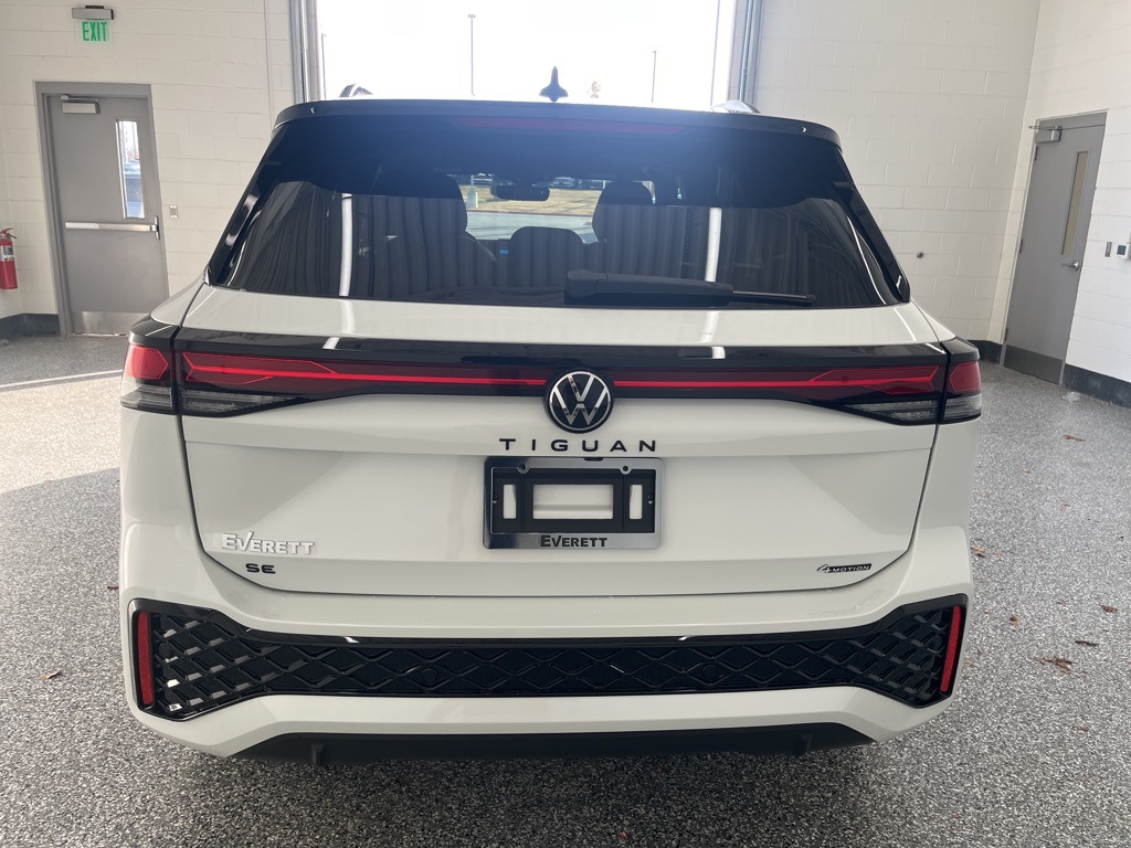 2026 Volkswagen Tiguan SE R-Line Black photo 3