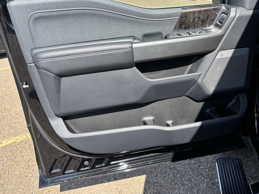2025 Ford F-350 Lariat photo 17