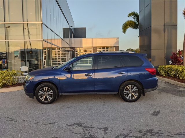 2019 Nissan Pathfinder S photo 3