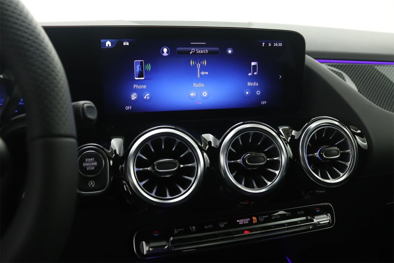 2025 Mercedes Benz GLA 35 AMG 4MATIC photo 3