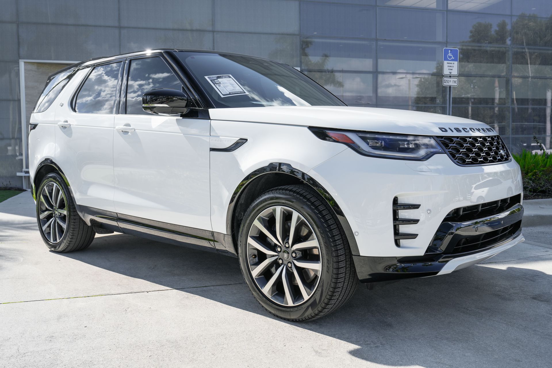 2024 Land Rover Discovery SE photo 2
