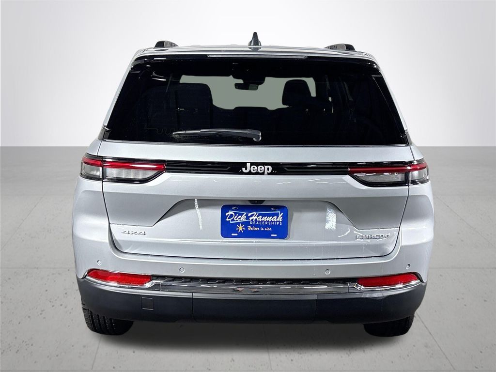 2025 Jeep Grand Cherokee Laredo photo 4