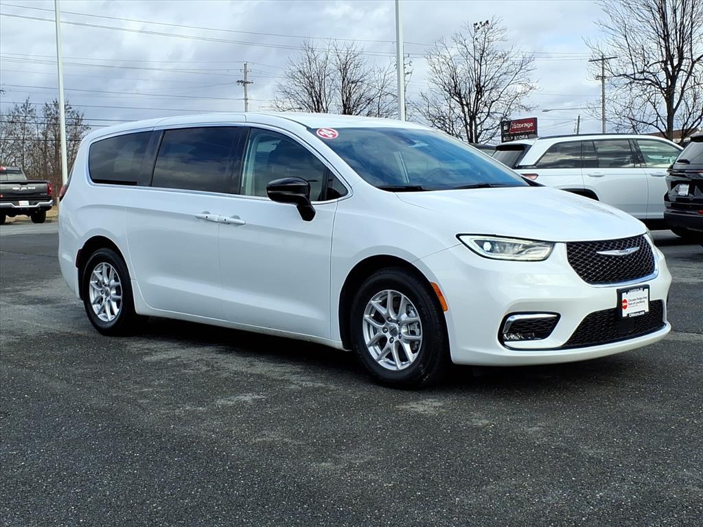 2024 Chrysler Pacifica Touring L's photo