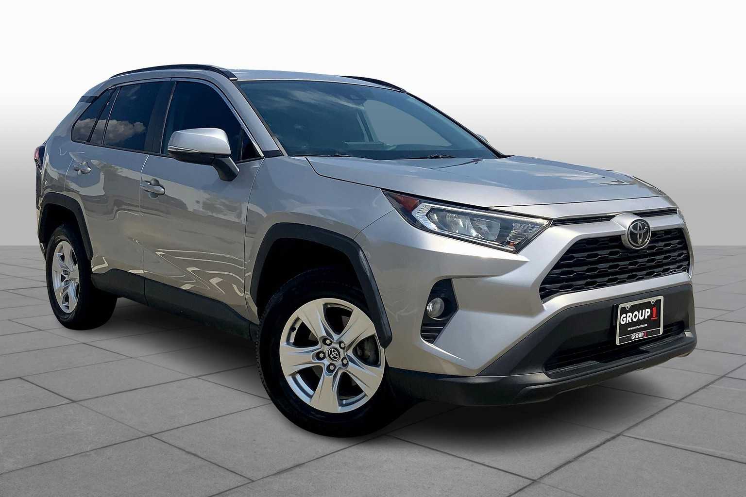 2020 Toyota RAV4 XLE photo 2