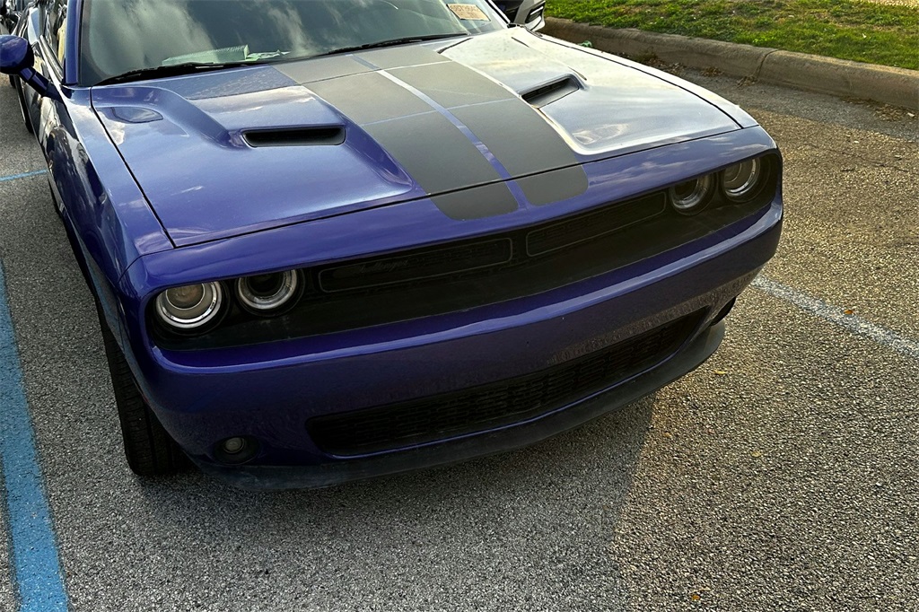 2022 Dodge Challenger SXT photo 2