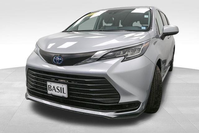 2021 Toyota Sienna LE photo 4