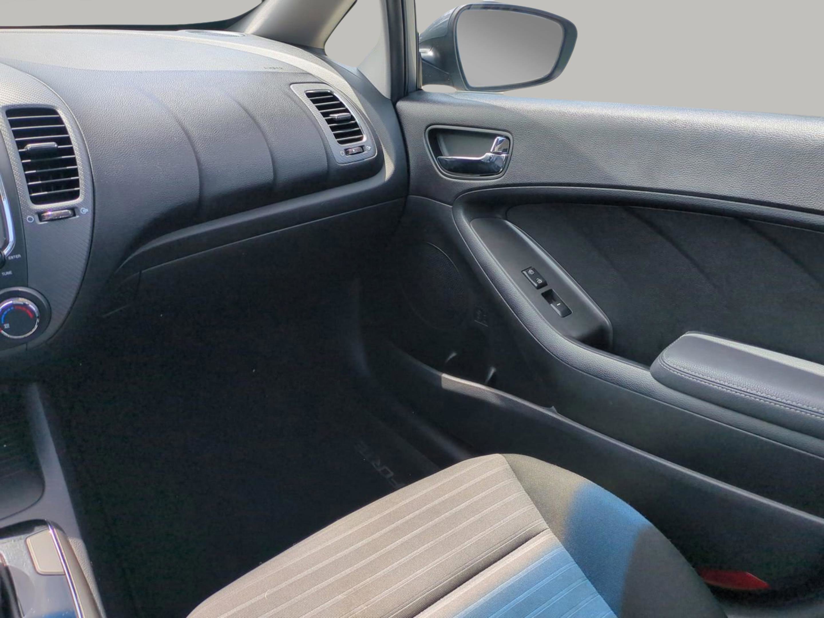 2017 Kia Forte S photo 12