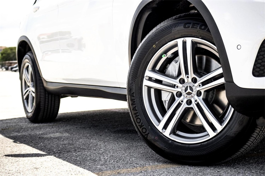 2022 Mercedes Benz GLC 300 photo 2