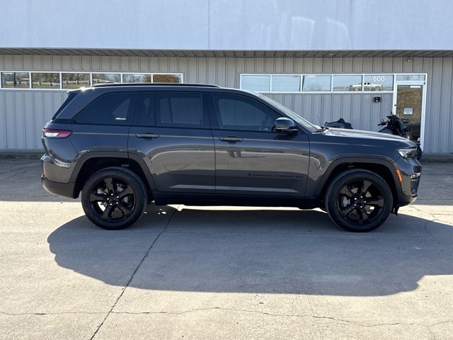 2024 Jeep Grand Cherokee Limited photo 2