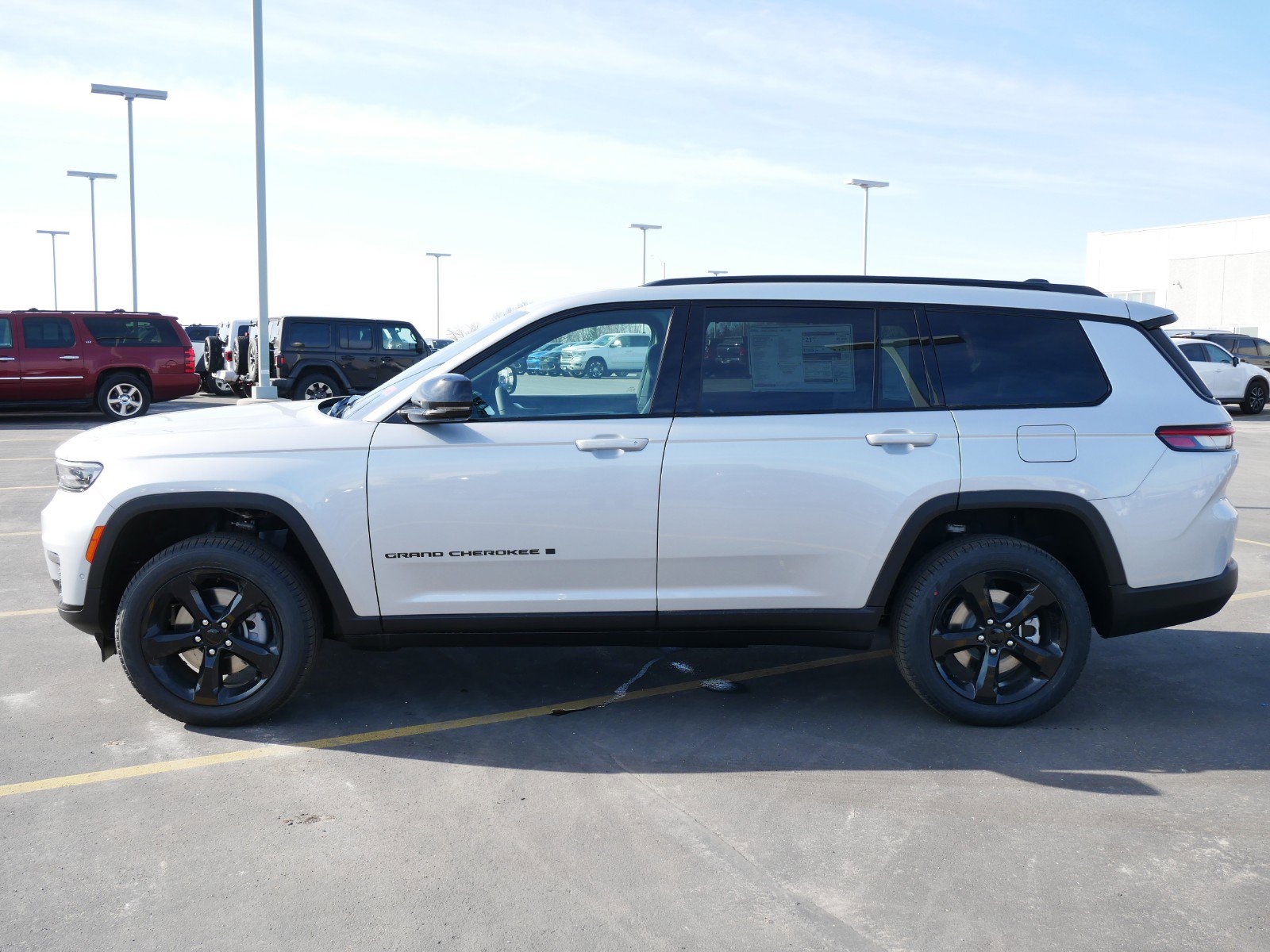 2025 Jeep Grand Cherokee Limited photo 3
