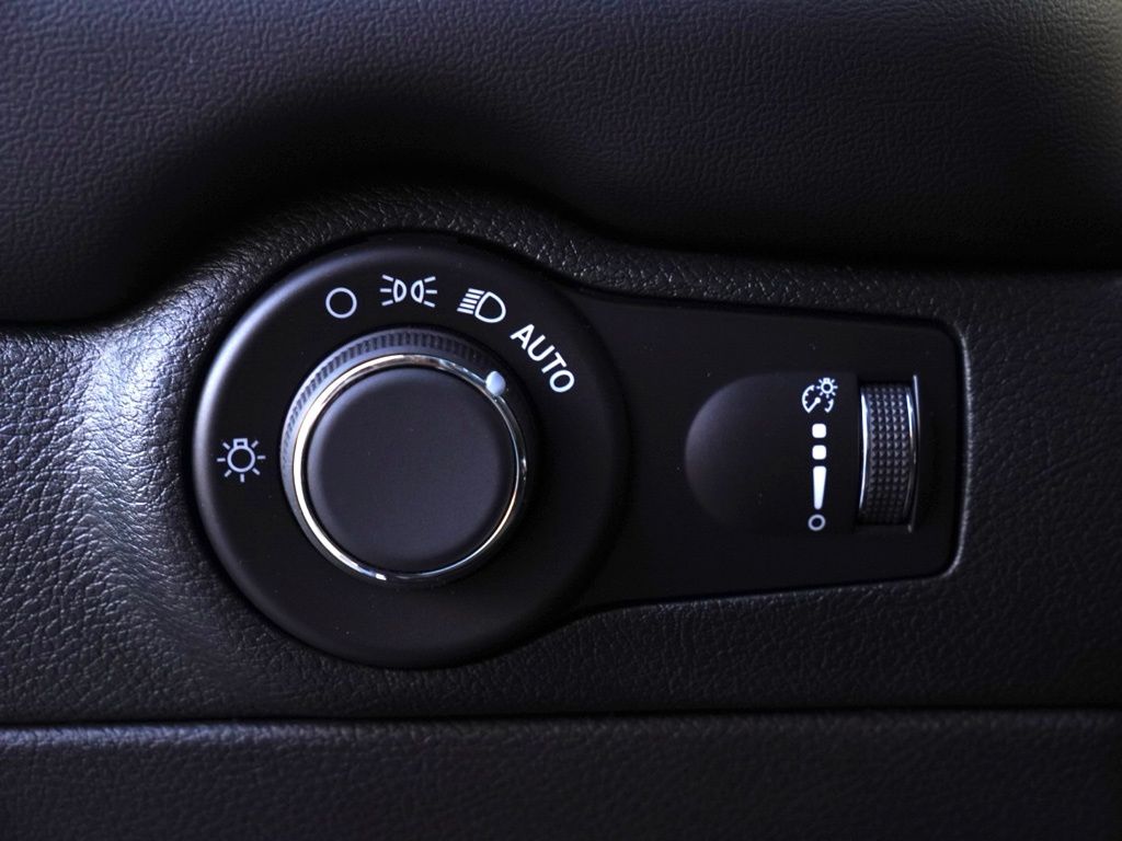 New 2025 Diamond Black Clear-Coat Exterior Paint Dodge R/T Blacktop image 12