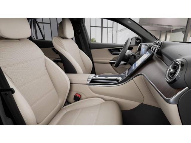 2025 Mercedes Benz GLC 300 photo 4