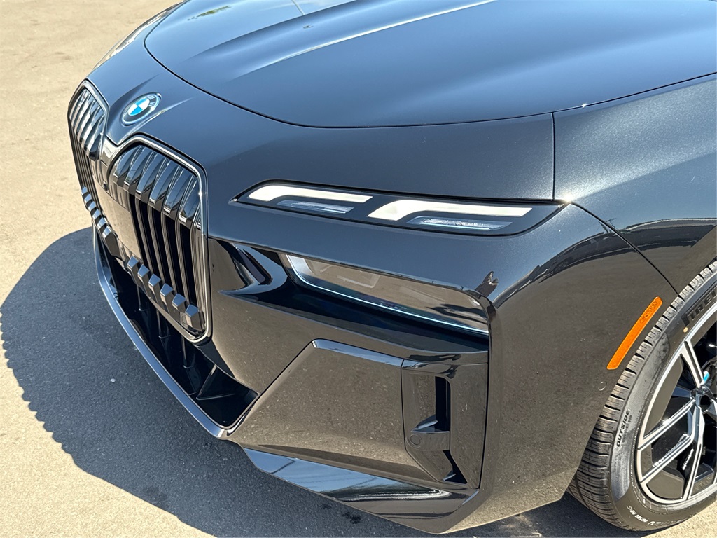2026 Bmw 750e photo 13