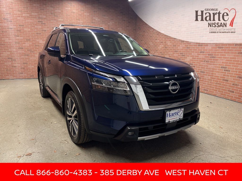 2022 Nissan Pathfinder Platinum's photo