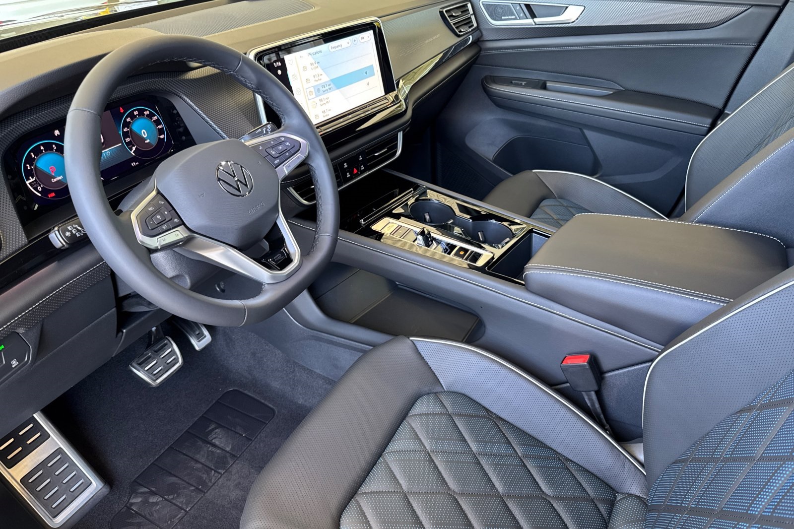 2025 Volkswagen Atlas Cross Sport SEL Premium R-Line photo 10