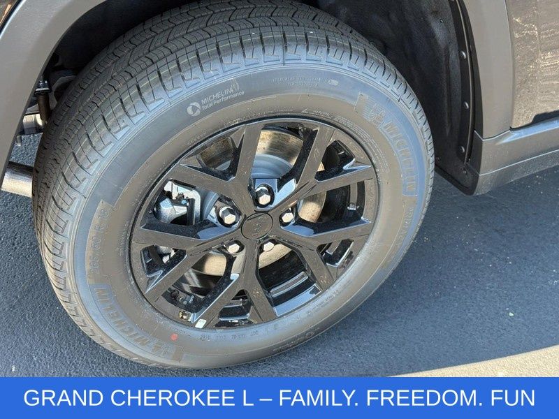 2025 Jeep Grand Cherokee Altitude photo 4