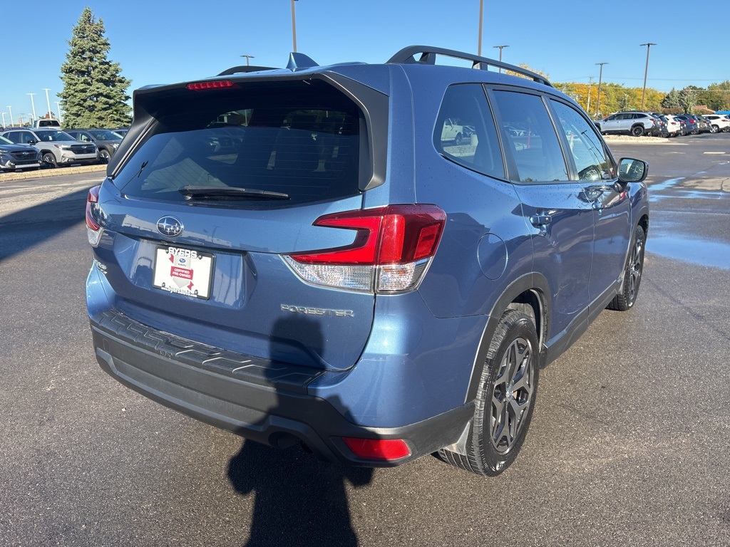 2022 Subaru Forester Premium photo 2