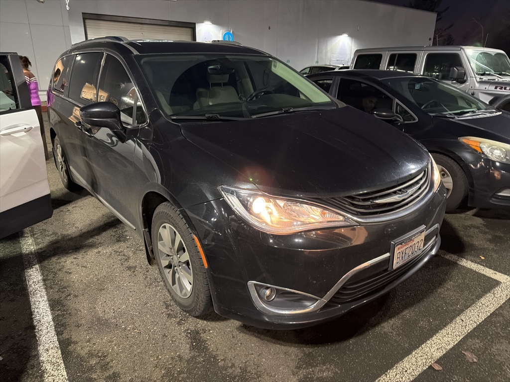 2018 Chrysler Pacifica Hybrid Touring L's photo