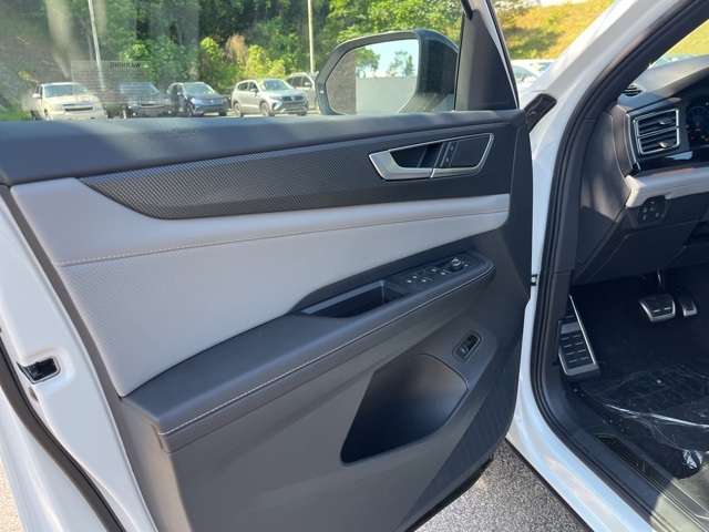 2025 Volkswagen Atlas Cross Sport SEL R-Line photo 4