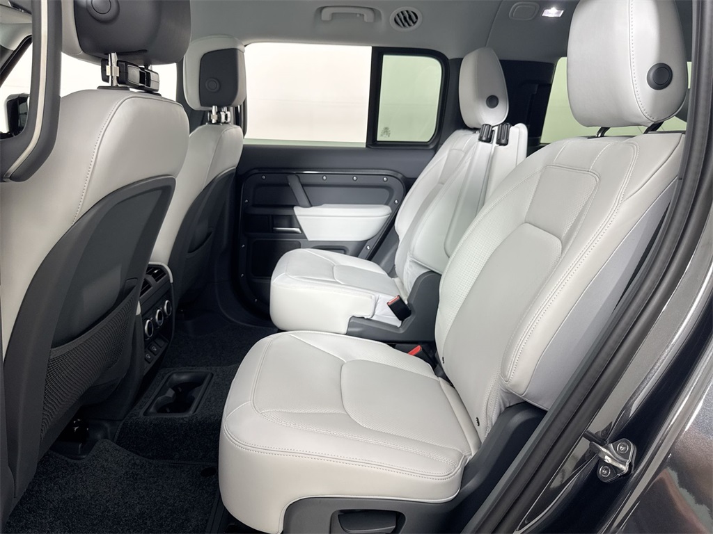 2025 Land Rover Defender 130 X-Dynamic SE photo 20