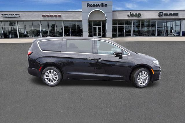 2025 Chrysler Pacifica photo 2